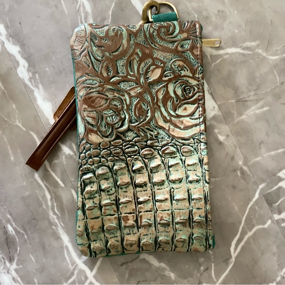 Wristlet green and metallic gold embossed roses and crocodile print design - Picture 10 of 12